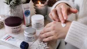 Discover the best hand moisturizer for winter to fight dryness, cracking, and irritation. Compare top-rated creams for soft, protected hands.